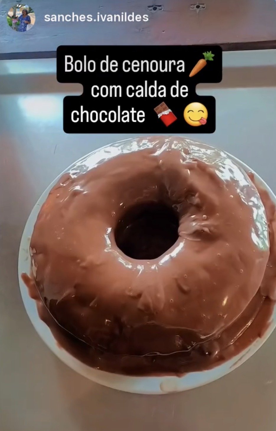 Bolo de cenoura com calda de chocolate