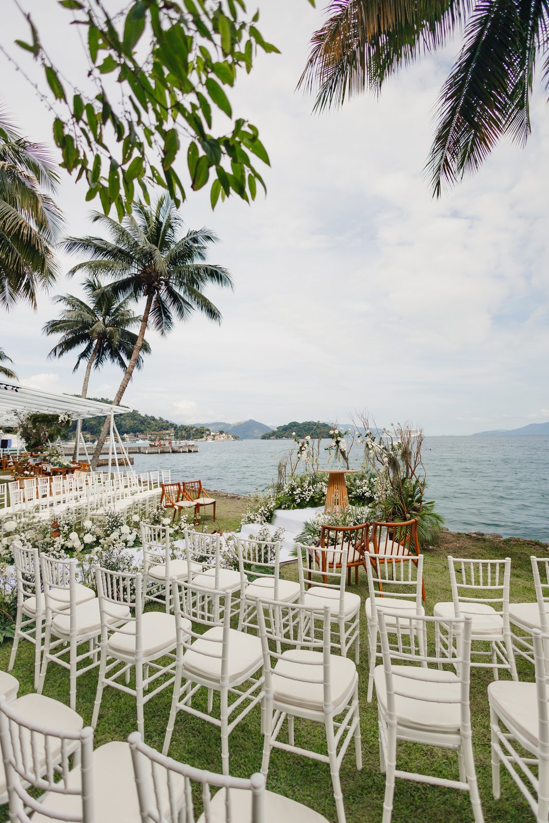 Cadeiras e coqueiros